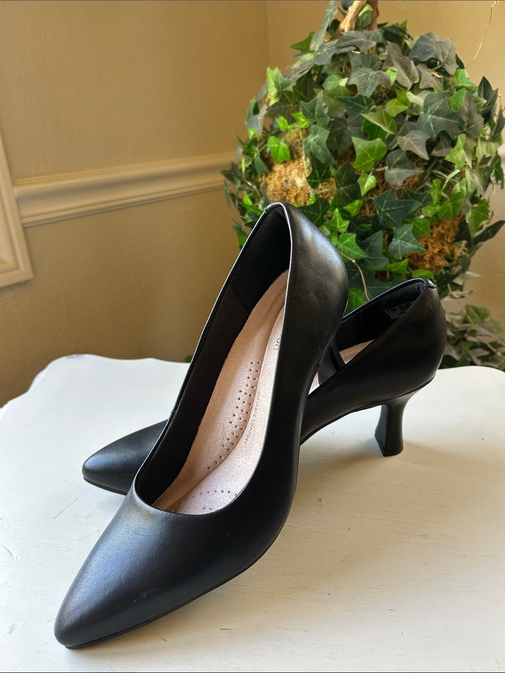 Clarks Black Leather Pointed Toe Kitten Heel Pumps